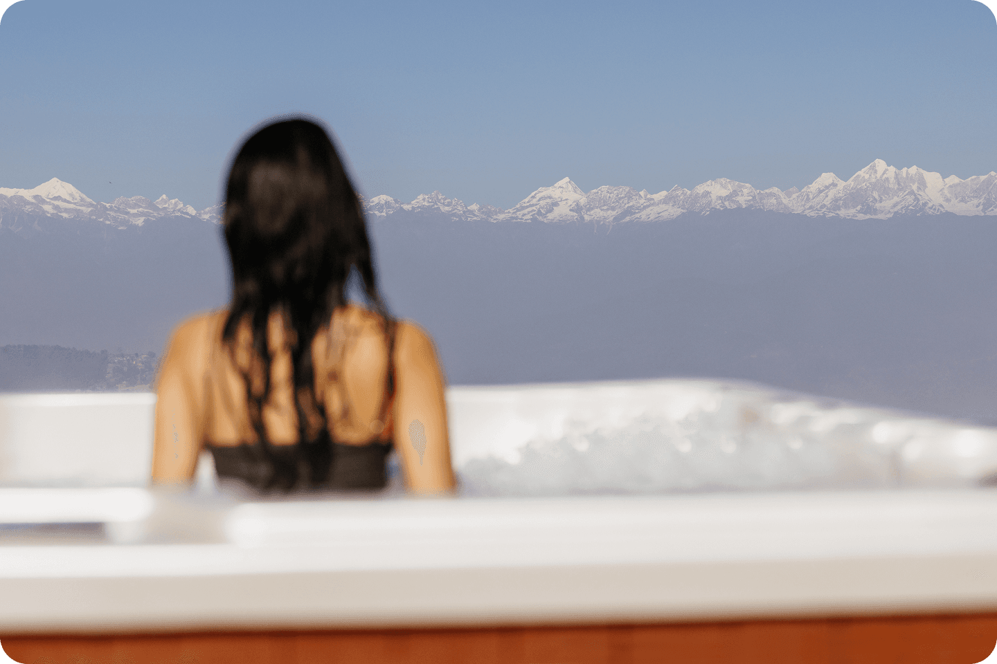 Guest in a mountain-view soak